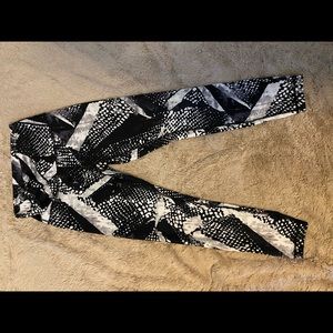 EUC lululemon black and white leggings. Size 6